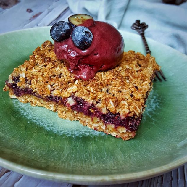 Blueberry crumble & ice cream